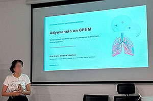 Especialistas en cáncer de pulmón durante la Reunión de Actualización en Cáncer de Pulmón del HUNSC, centrada en inmunoterapia, atezolizumab, cemiplimab, biomarcador PD-L1 y nuevos ensayos clínicos.